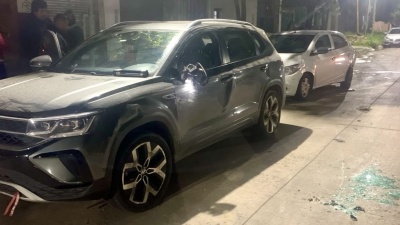 Un hombre alcoholizado choc&oacute; contra un auto estacionado en La Plata y los vecinos salieron por el estruendo