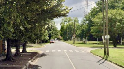 Vecinos de City Bell denuncian que una calle se convirti&oacute; en una &ldquo;ruta de alta velocidad&rdquo; y temen por nuevos accidentes