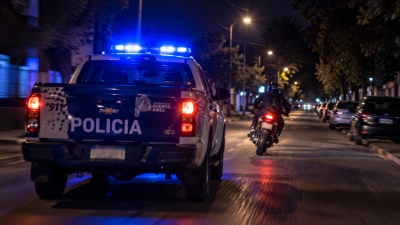 Persecuci&oacute;n en La Plata por una moto robada: dos j&oacute;venes huyeron, se tiraron en movimiento y uno termin&oacute; detenido