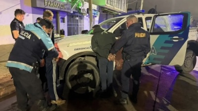 Detuvieron a dos hombres en La Plata tras arrojar un rev&oacute;lver en un cantero al ver a la Polic&iacute;a