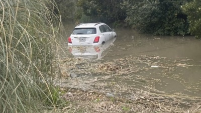 Perdi&oacute; el control en una curva, volc&oacute; y termin&oacute; dentro de un zanj&oacute;n en La Plata