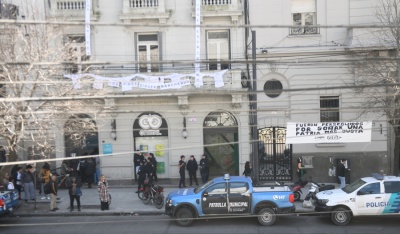 La comunidad trans-travesti protesta dentro de una dependencia de la Municipalidad de La Plata por fuertes reclamos