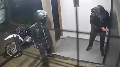 Llegaron en moto, forzaron el port&oacute;n de un edificio en La Plata y entraron a buscar qu&eacute; pod&iacute;an robar