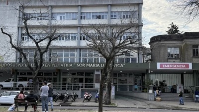 Una nena fue atropellada por una moto en La Plata y el conductor escap&oacute;: buscan identificarlo por las c&aacute;maras