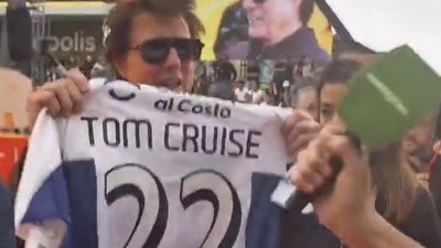 Tom Cruise recibi&oacute; la camiseta de Gimnasia en M&eacute;xico y sorprendi&oacute; con su reacci&oacute;n en espa&ntilde;ol