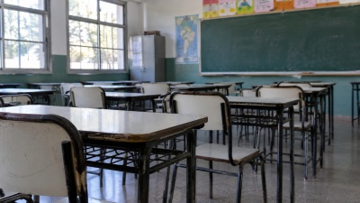 Amenaza en un colegio de Berisso: difundieron la foto de un arma y un mensaje contra la directora y una docente