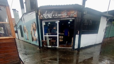 Robaron una parrilla de La Plata y se llevaron hasta la mercader&iacute;a: tuvo que cerrar sus puertas este domingo