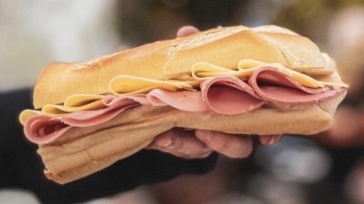 Un comerciante de La Plata necesita vender 4.500 s&aacute;nguches para pagar una deuda millonaria y lanz&oacute; un desaf&iacute;o