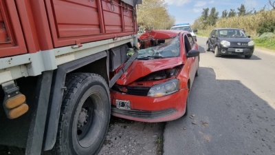 Un auto se estrell&oacute; contra un cami&oacute;n en La Plata y su conductor termin&oacute; herido