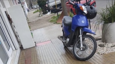 Le robaron la moto a la hermana de un jugador de Gimnasia en La Plata y piden ayuda para encontrarla
