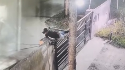 Entraron a un barrio cerrado de La Plata, estuvieron horas recorri&eacute;ndolo y escaparon con tres motos