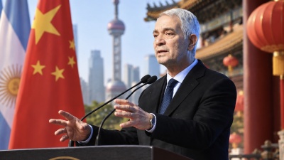 Se acerca el viaje de Alak a China: parte este lunes con la mira puesta en inversiones para La Plata