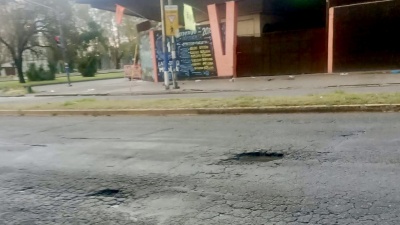 Vecino de La Plata reclama por los enormes baches en una transitada esquina de la ciudad