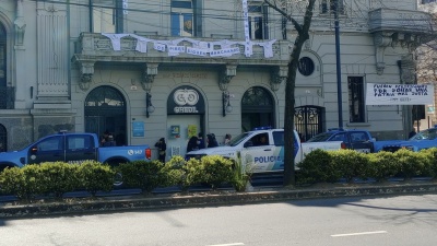 La comunidad trans-travesti protestaron dentro de una dependencia de la Municipalidad de La Plata por fuertes reclamos