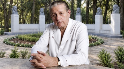 Quieren sumar a Ren&eacute; Favaloro al hist&oacute;rico monumento de los Cinco Sabios de La Plata