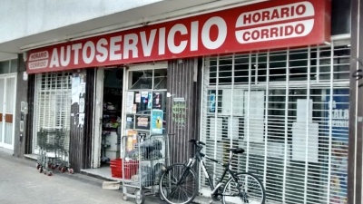 Violento enfrentamiento en La Plata: piedrazos y disparos frente a un supermercado terminaron con una fuga en moto
