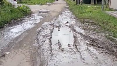 Bronca en La Plata por una calle destruida, pastizales y falta de luz: &ldquo;Nos cobran impuestos como barrio residencial&rdquo;