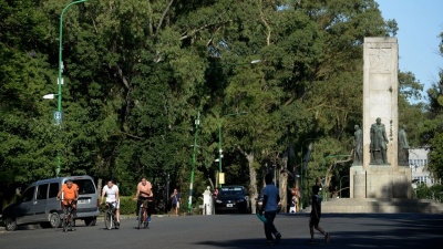 Violento robo en el Bosque de La Plata: tres delincuentes amenazaron con un arma blanca a una ciclista