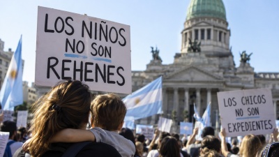 Familias marchan en todo el pa&iacute;s para reclamar que los ni&ntilde;os no sean alejados de sus padres por decisiones judiciales