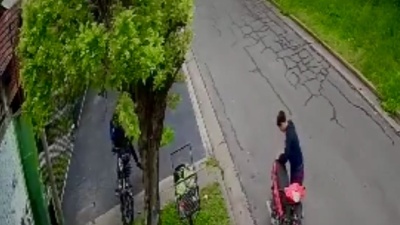 Robaron una moto en Tolosa, los vecinos los corrieron y uno de los sospechosos tiene apenas 14 a&ntilde;os