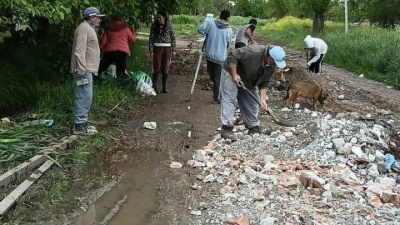 Vecinos de La Plata se cansaron de esperar al Municipio y arreglaron la calle con sus propias manos