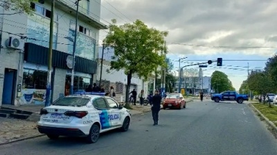Violento enfrentamiento en La Plata: piedrazos y disparos frente a un supermercado terminaron con una fuga en moto