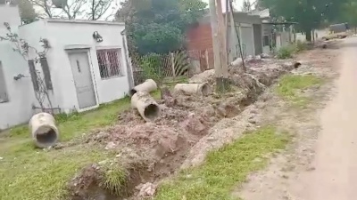 Pol&eacute;mica en La Plata: denuncian que un vecino rompi&oacute; ca&ntilde;os y dej&oacute; una calle destrozada