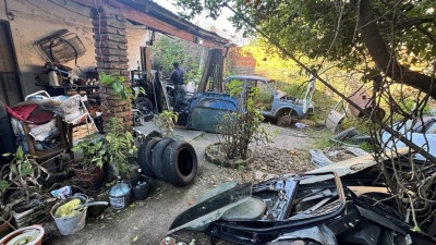 Descubrieron un desarmadero ilegal en La Plata con autos robados y autopartes adulteradas: dos detenidos