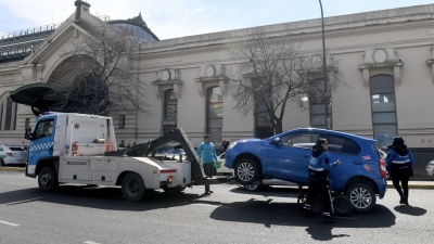 Remiseros se metieron en la pelea con choferes de aplicaciones en La Plata: &ldquo;Que se inscriban como remises y pueden trabajar&rdquo;