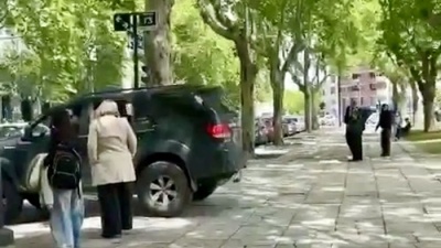 Identificaron al conductor que cruz&oacute; Plaza Moreno con una camioneta y podr&iacute;a quedarse sin registro