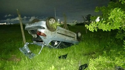 Chocaron a una pareja en moto en La Plata, escaparon y terminaron volcando: hay dos detenidos