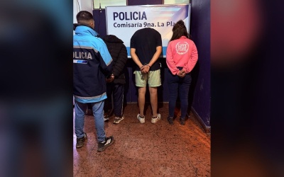 Cayeron tres sospechosos tras un asalto a una mujer en La Plata: les secuestraron un arsenal, droga y tarjetas bancarias