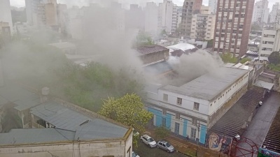 Incendio en una escuela de La Plata: evacuaron a todos los alumnos y tres dotaciones de Bomberos combaten las llamas