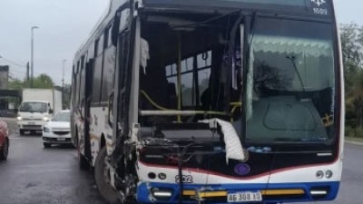 Tremendo choque entre un micro y un cami&oacute;n en La Plata provoc&oacute; demoras en Camino Centenario