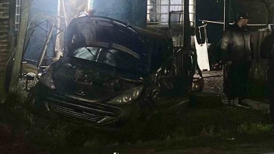 Brutal choque y vuelco en La Plata: cuatro menores viajaban en un auto, uno fue detenido y tres escaparon