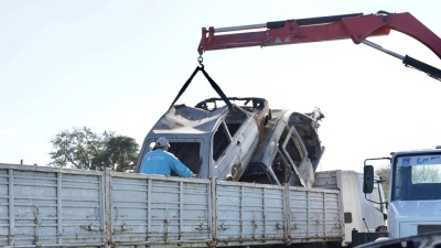Retiraron autos abandonados y quemados en cuatro barrios de La Plata y ya suman m&aacute;s de 2.600 veh&iacute;culos removidos