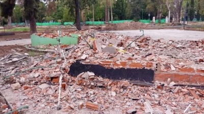 La Municipalidad demoli&oacute; un puesto de comidas en el Parque Saavedra de La Plata y su due&ntilde;a amenaza con encadenarse