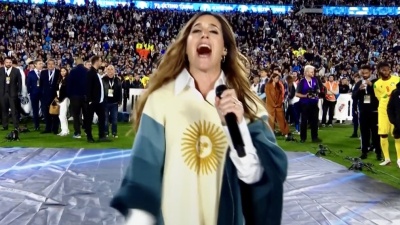 La historia detr&aacute;s del Poncho Bandera que luci&oacute; Soledad en la despedida de Messi