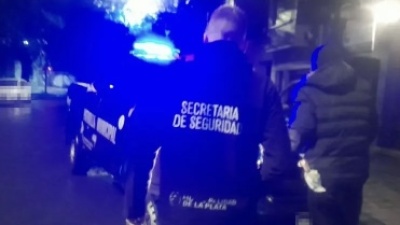 Quiso orinar en plena calle de La Plata, lo increparon y termin&oacute; amenazando con una piedra a dos hombres