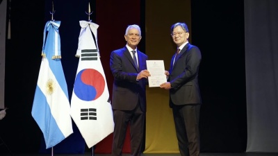 La Plata se llen&oacute; de cultura coreana: Alak recibi&oacute; al embajador y el furor por el k-pop se hizo sentir en la ciudad