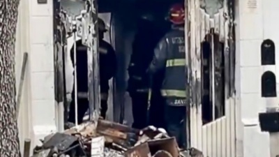 Se incendi&oacute; una casa en La Plata a metros de una comisar&iacute;a y los vecinos revelaron un antecedente preocupante