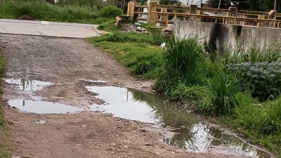 Un matrimonio que sufri&oacute; ACV denuncia que no puede salir de su casa por el estado de una calle de La Plata