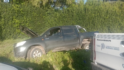 Robó una camioneta, pero no sabia manejar: terminó en una zanja y fue detenido