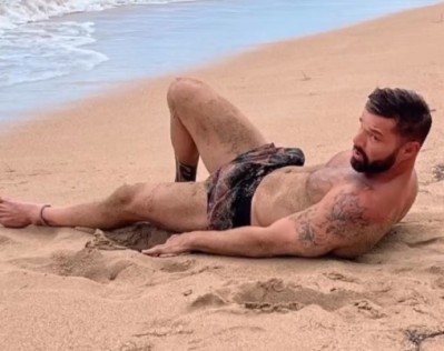 Ricky Martin compartió un picante video tomando sol al desnudo: “Evitando las marcas del bronceado”
