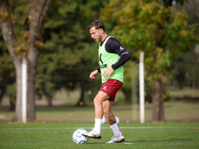 Domínguez apostó a tres retornos, marginó dos jugadores y eligió la fórmula que pedían los hinchas