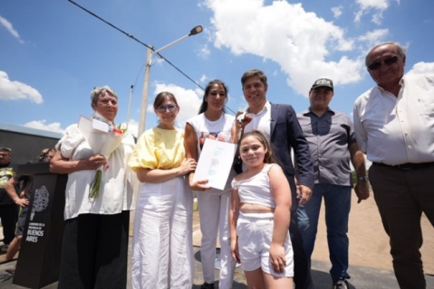 Kicillof cierra el a&ntilde;o con la entrega de 398 viviendas en 12 municipios