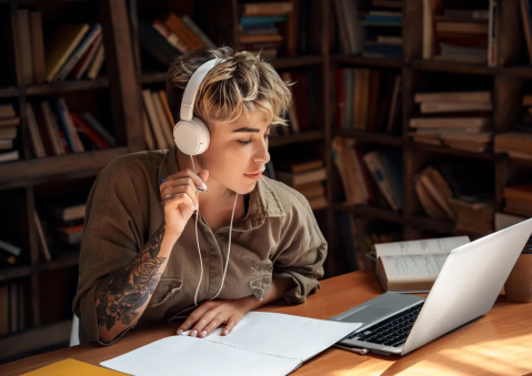 Los tres beneficios de escuchar música para mejorar el estudio y el rendimiento laboral