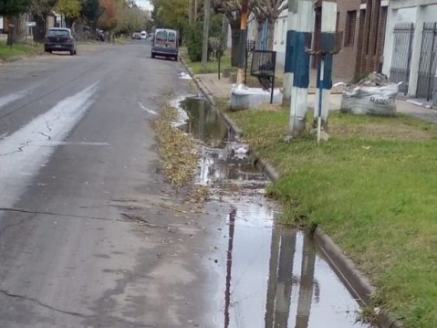 Vecinos de La Plata denuncian una pérdida de agua y "mal olor"
