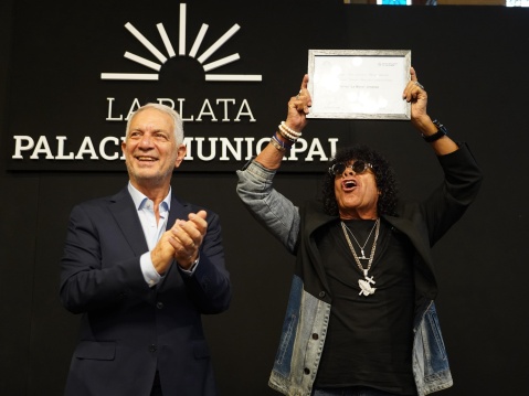 La Mona” Jiménez fue homenajeado en La Plata