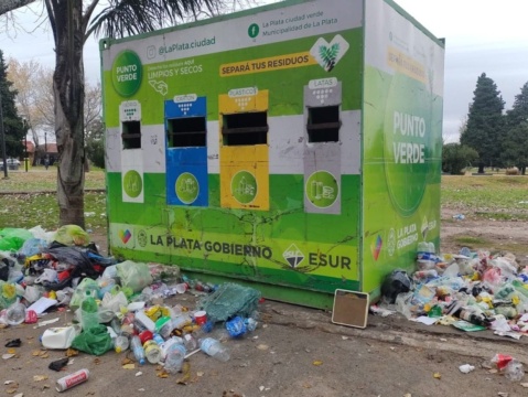 Vecinos del Parque Alberti de La Plata denuncian que un "punto verde" de basura se encuentra desbordado